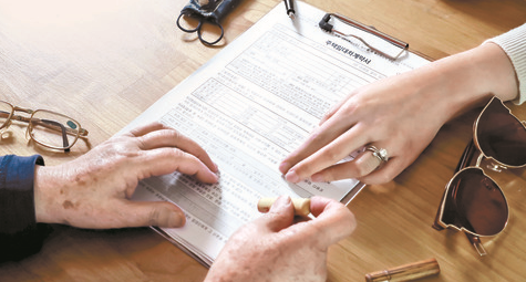 서류를-두고-협의하는-남녀