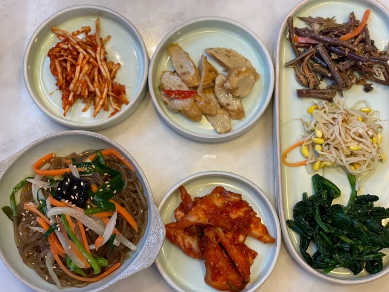 청담25 밑반찬 - 산삼채, 어묵, 잡채, 겉절이, 나물 세 종류