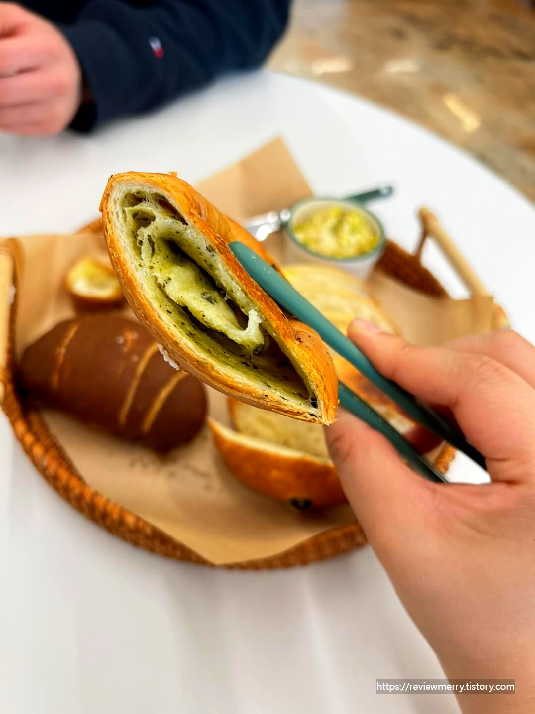 바질 소금빵 단면