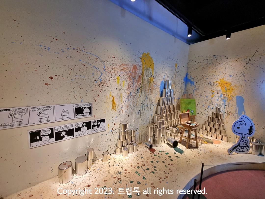 스누피가 뿌린 물감이 벽에 뿌려져 있다.