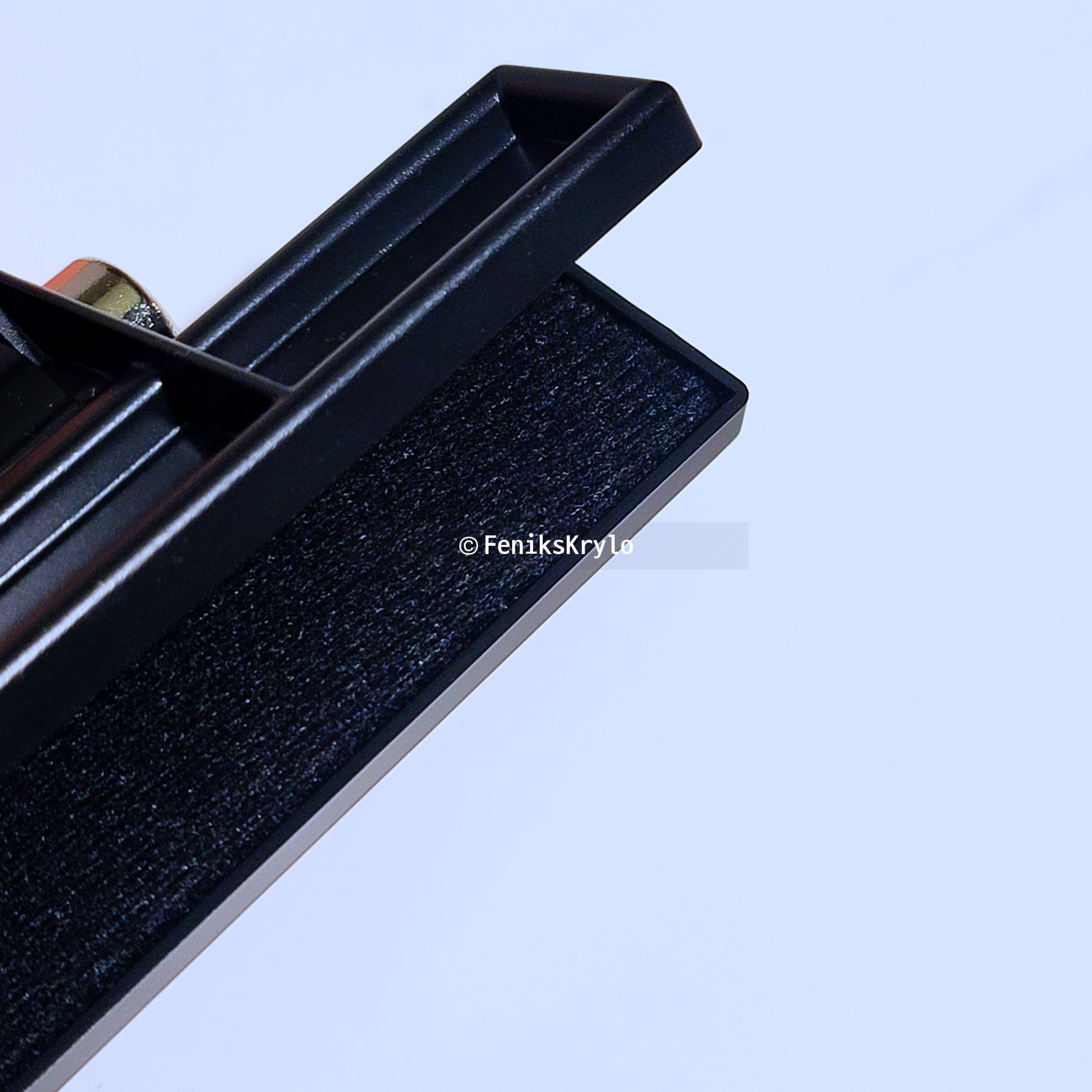 북클립-안쪽면-모습이다.-부드러운-천-재질로-덮혀져있다.