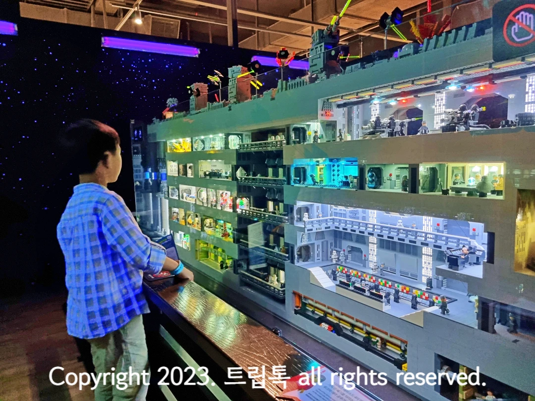 5층으로 이루어진 우주선 내부을 칸칸히 레고로 만들었다