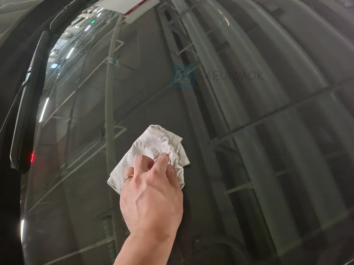 자동차-유리-발수코팅제를-닦는-사진