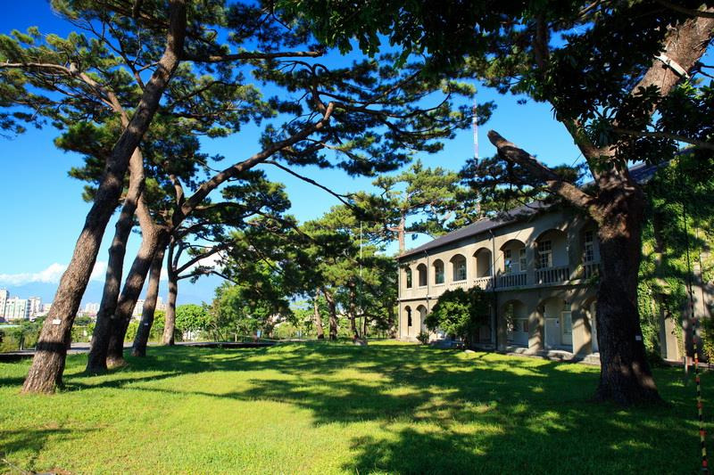 송원(松園, Pine Garden)
