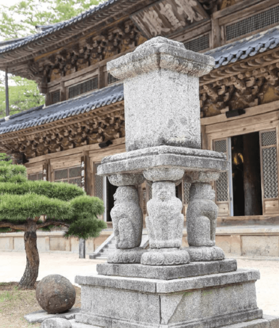 구례 화엄사 원통전 앞 사자