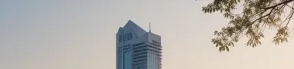 강원랜드 주가을 알아보며 생각에 빠진 모습