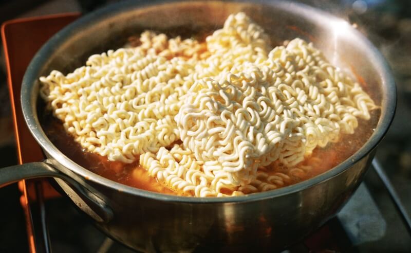 냄비에-끓여지는-라면