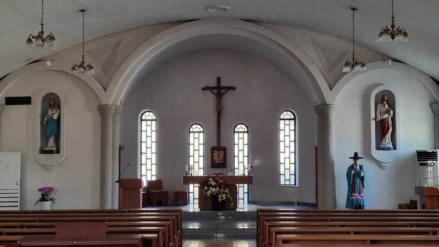 인제성당 성전 안 십자고상, 감실, 제대, 제단, 스테인드글라스 사진