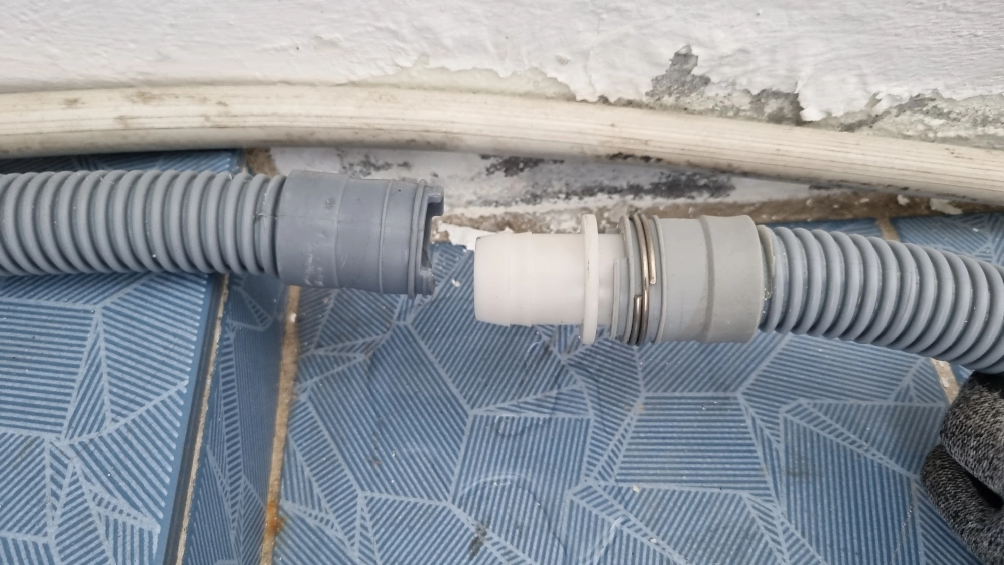 세탁기 배수관 연결하는 모습