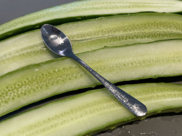 오이무침 오이 손질 - 오이 세로로 길게 반 자르기