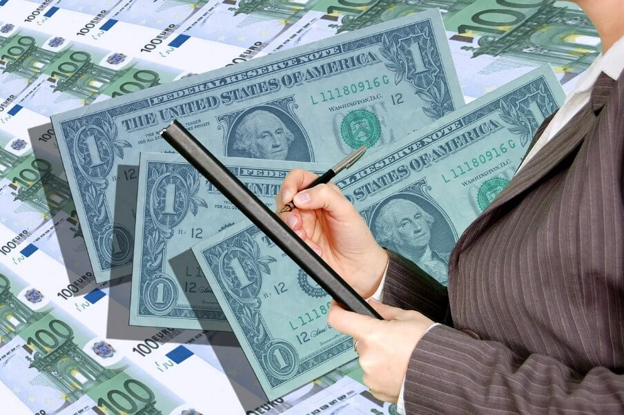 서류에 뭔가를 적고 있는 사람