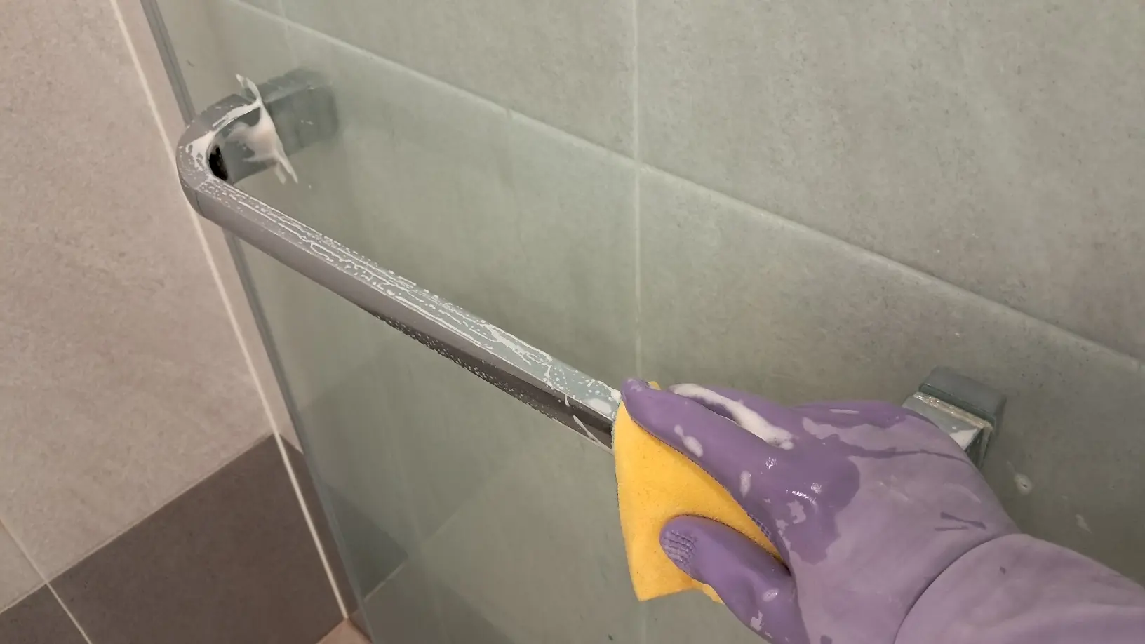 아스토니쉬-샤워부스-손잡이-물때-청소-1