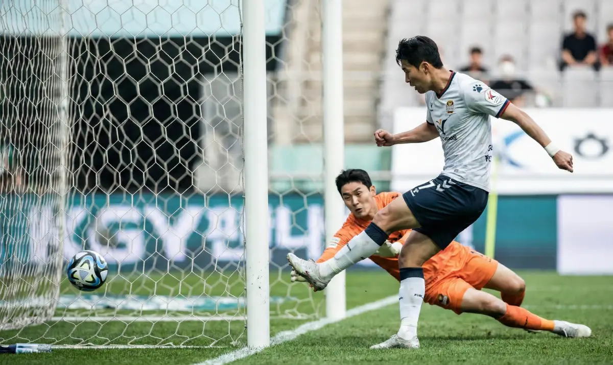 공격수가 강력한 슛으로 골망을 흔드는 결정적인 득점 장면, 다득점 우선 원칙 상징