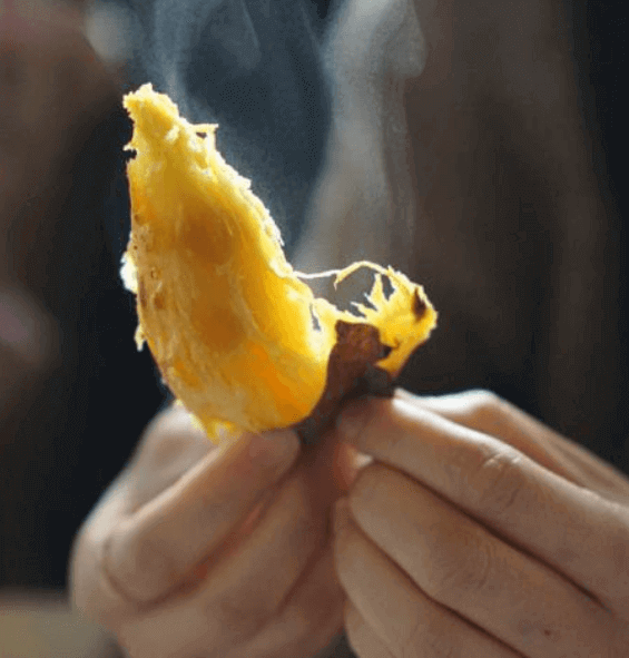 군고구마-하나를-두손으로-까고있는-이미지