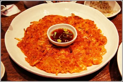 김치전 맛있게 하는법 접시에 담긴 김치전 
