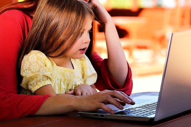 노트북을 사용하는 아이와 엄마