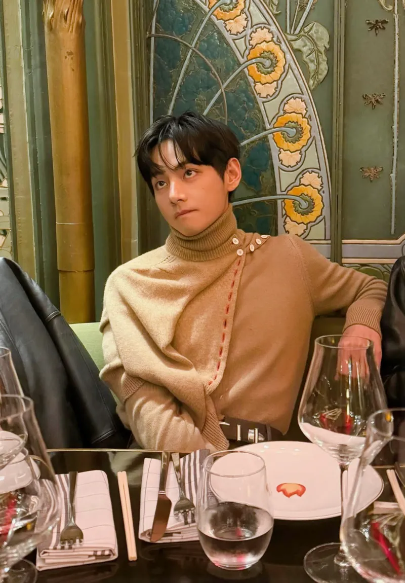 BTS 뷔, 뷔 공항패션, 뷔 패션위크 참석, 뷔 셀린느 패션쇼, 뷔 셀린느 앰버서더, 뷔 셀린느 2026, 셀린느 2026 컬렉션, 셀린느 패션 트렌드, 파리 패션위크, 인천공항 뷔 출국, 뷔 런웨이 룩, 뷔 셀린느 2026 컬렉션, 셀린느 글로벌 앰버서더, 생클루 국립공원 패션쇼, 뷔 패션 아이콘, BTS 뷔 셀린느, 뷔 셔츠 스타일, 셀린느 캐시미어 카디건, 뷔 히로노 인형, 뷔 셀린느 화보, 셀린느 남성룩, 뷔 셀린느 무드, 뷔션위크, Vashion Week, TaehyungXCeline