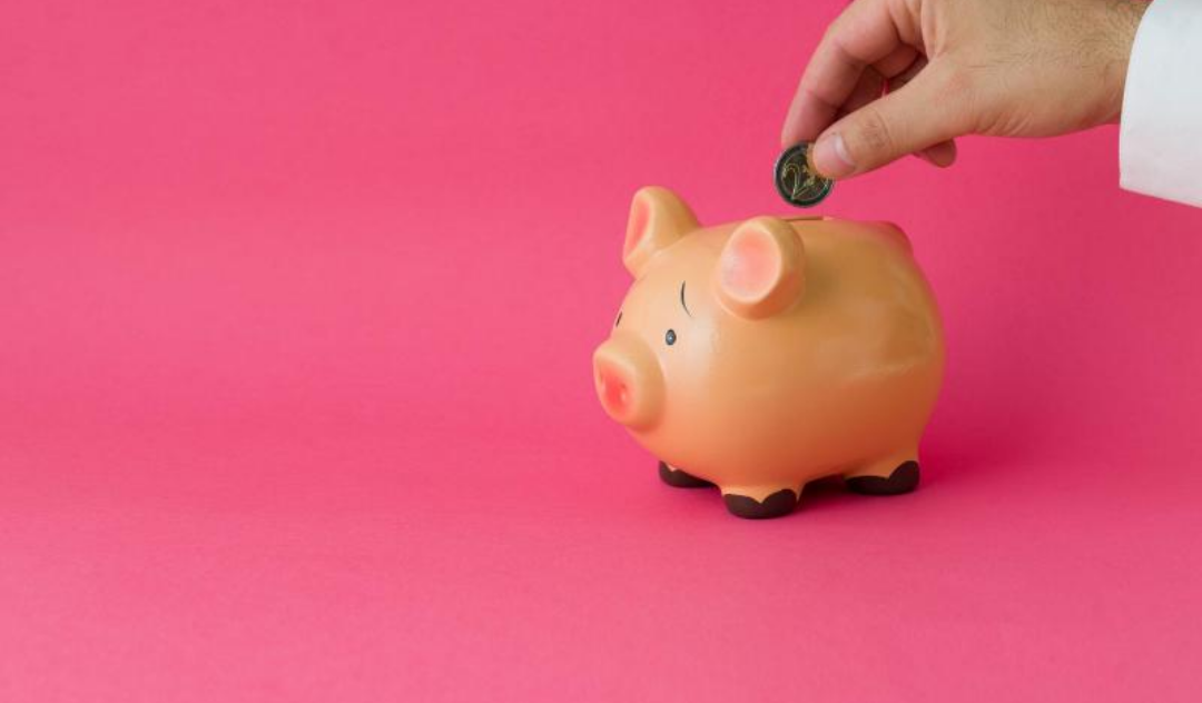 돼지저금통에 동전을 넣고 있는 모습