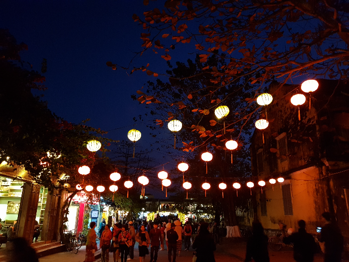 베트남 다낭 호이안 야시장 등불 많아지는사람들 이국적인모습의건물
