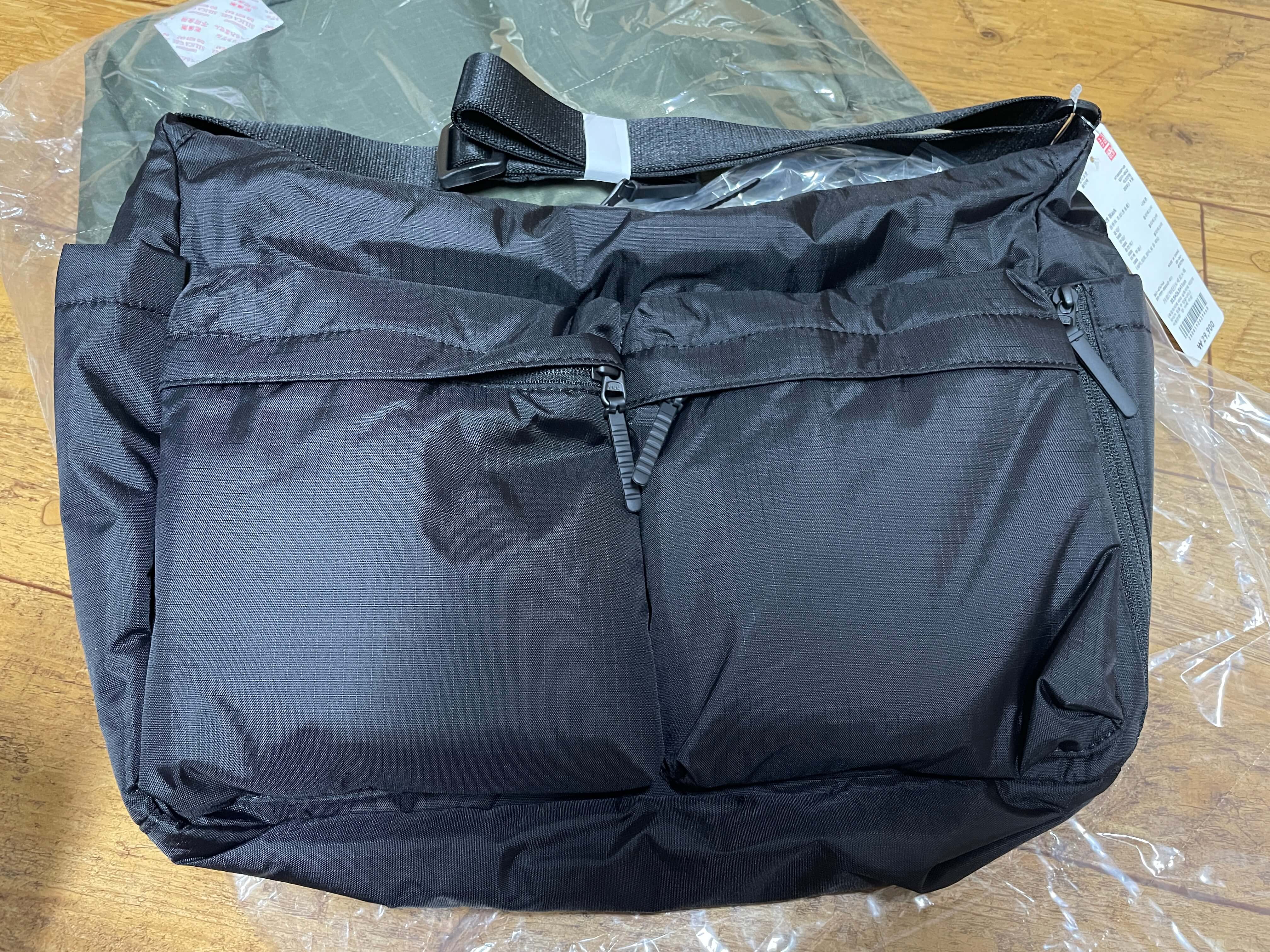 유니클로 멀티포켓 숄더백