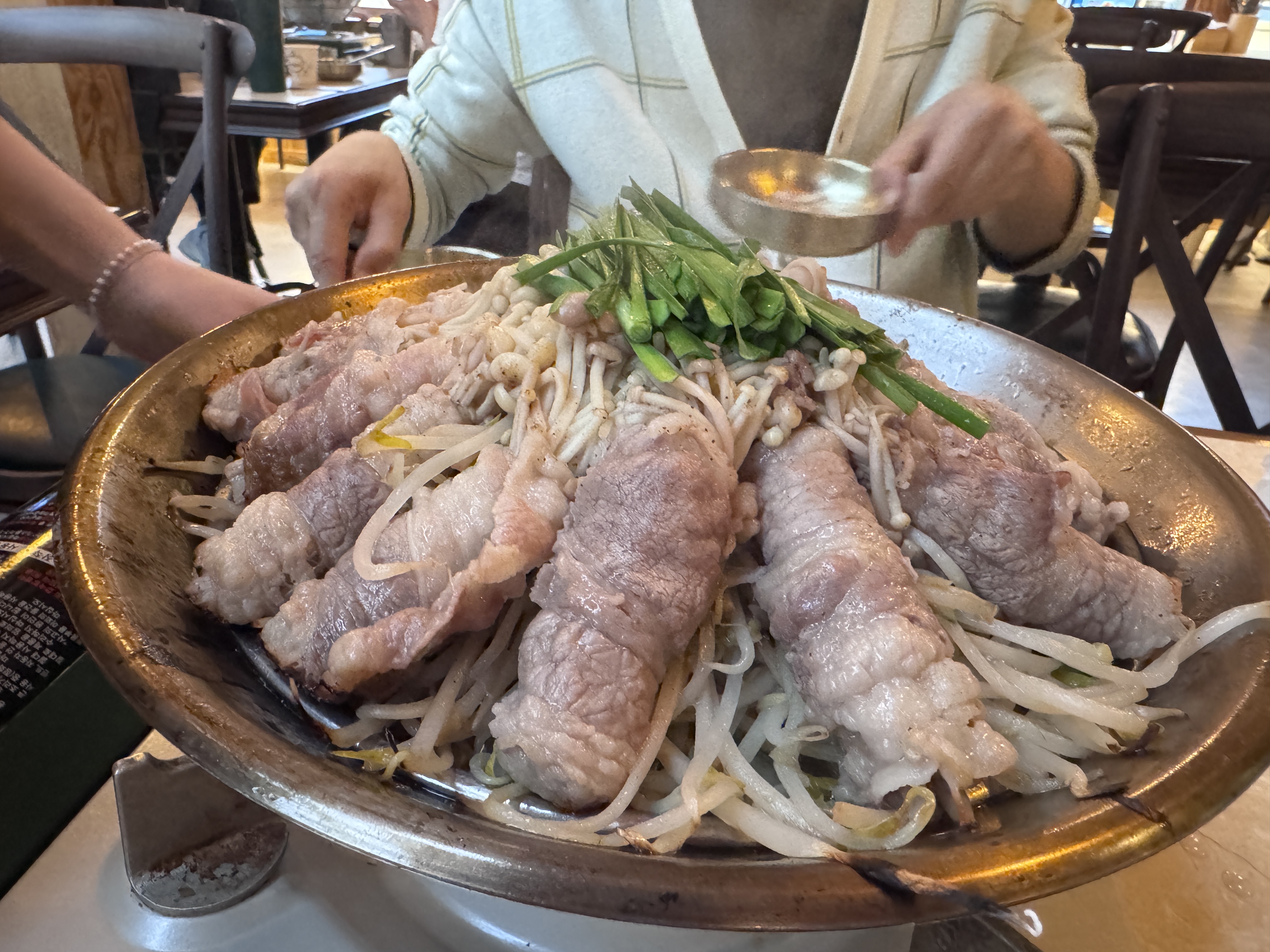 익선동 연리지 소고기말이찜과 숙주, 팽이버섯이 푸짐하게 올라간 메뉴 모습