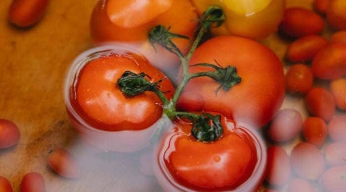 야채를 물에 푹 담가둔 모습