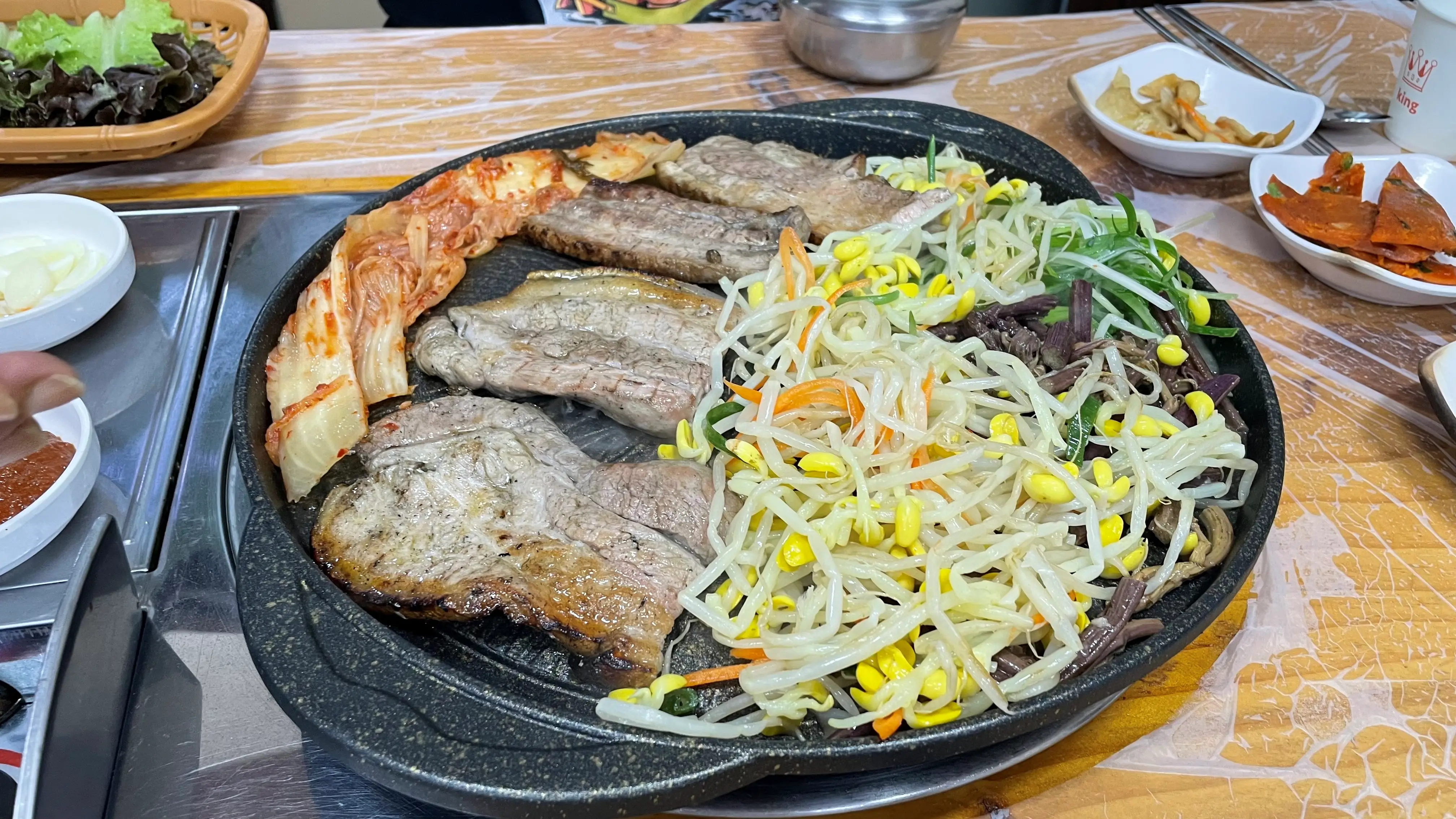 각종 야채들과 삼겹살 그리고 김치