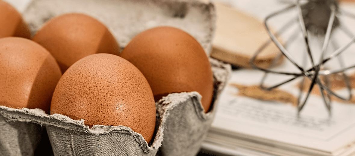 달걀 한판이 놓여 있다