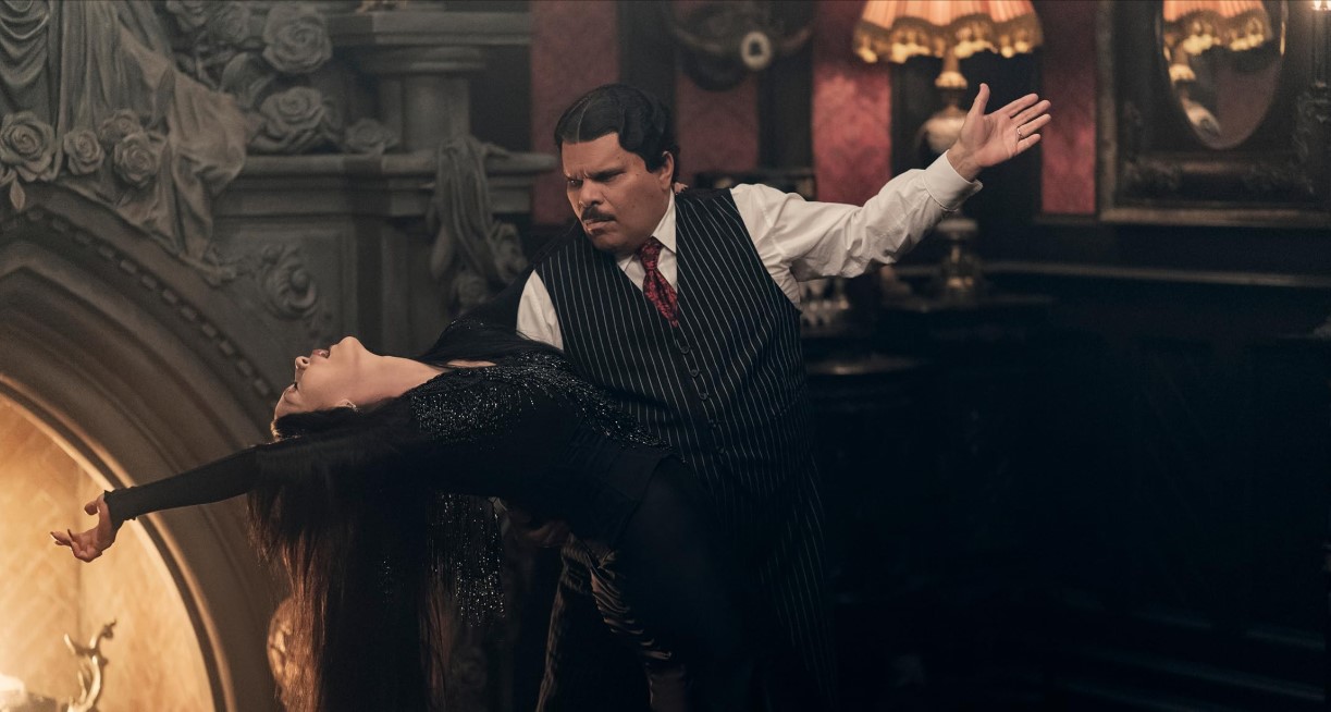 넷플릭스 웬즈데이 시즌1｜고메즈와 모티시아 애덤스가 춤을 추는 장면｜루이스 구즈만 &amp; 캐서린 제타존스 스틸컷