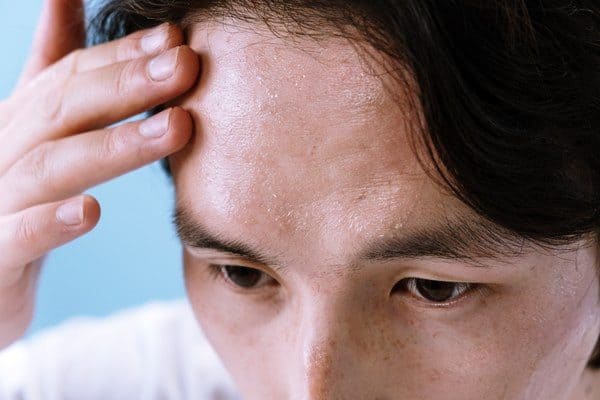이마에-흐르는-땀