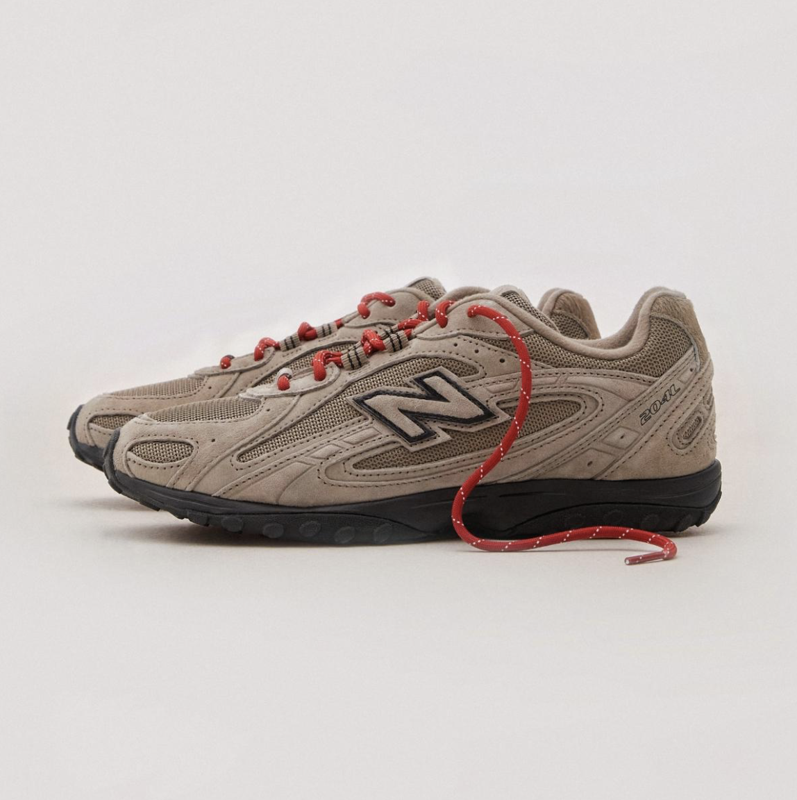 로맨틱, Y2K, 스트릿 무드를 모두 소화할 수 있는 트렌디한 뉴발란스 204L 운동화 제품 사진