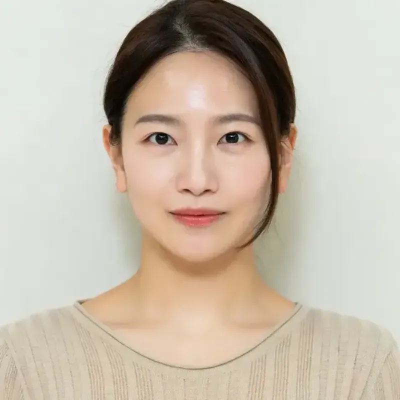 베이지색 티에 갈색머리를 곱게 묶은 소방서 옆 경찰서 그리고 국과수의 우삼순