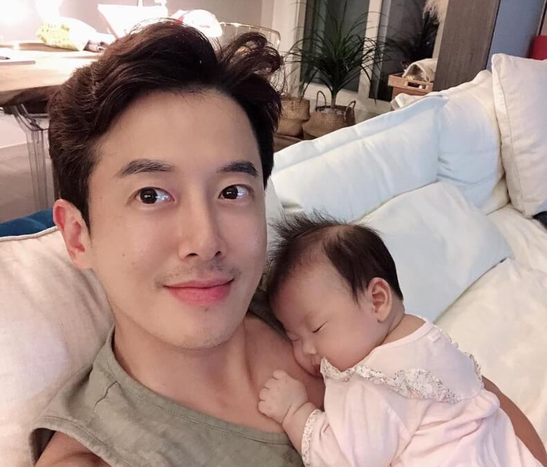 아기를안고있는-남성의모습