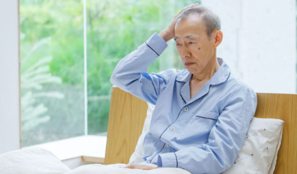 머리를 만지는 할아버지