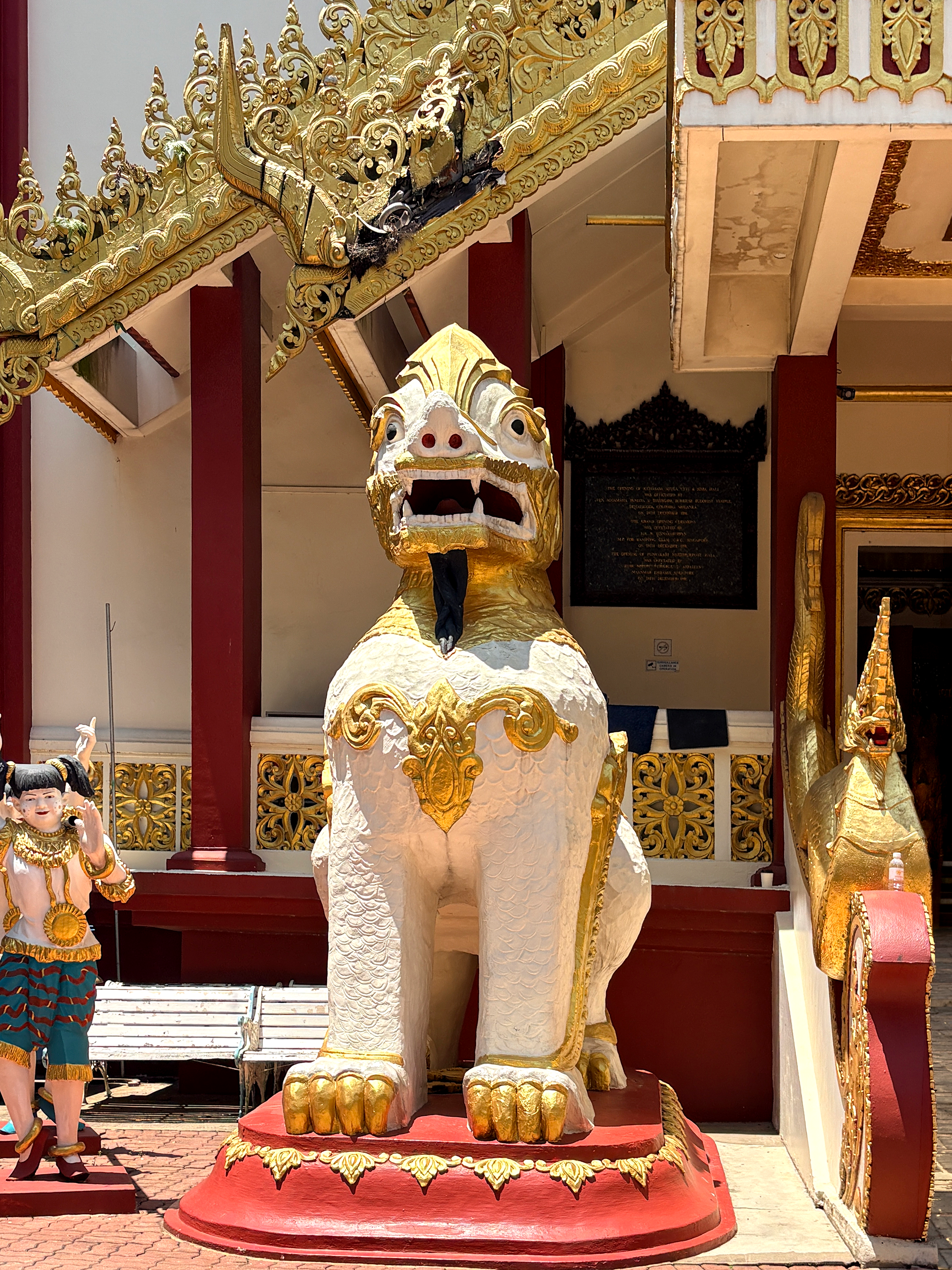미얀마 불교사원(Burmese Buddhist Temple)을 지키는 친테와 나가