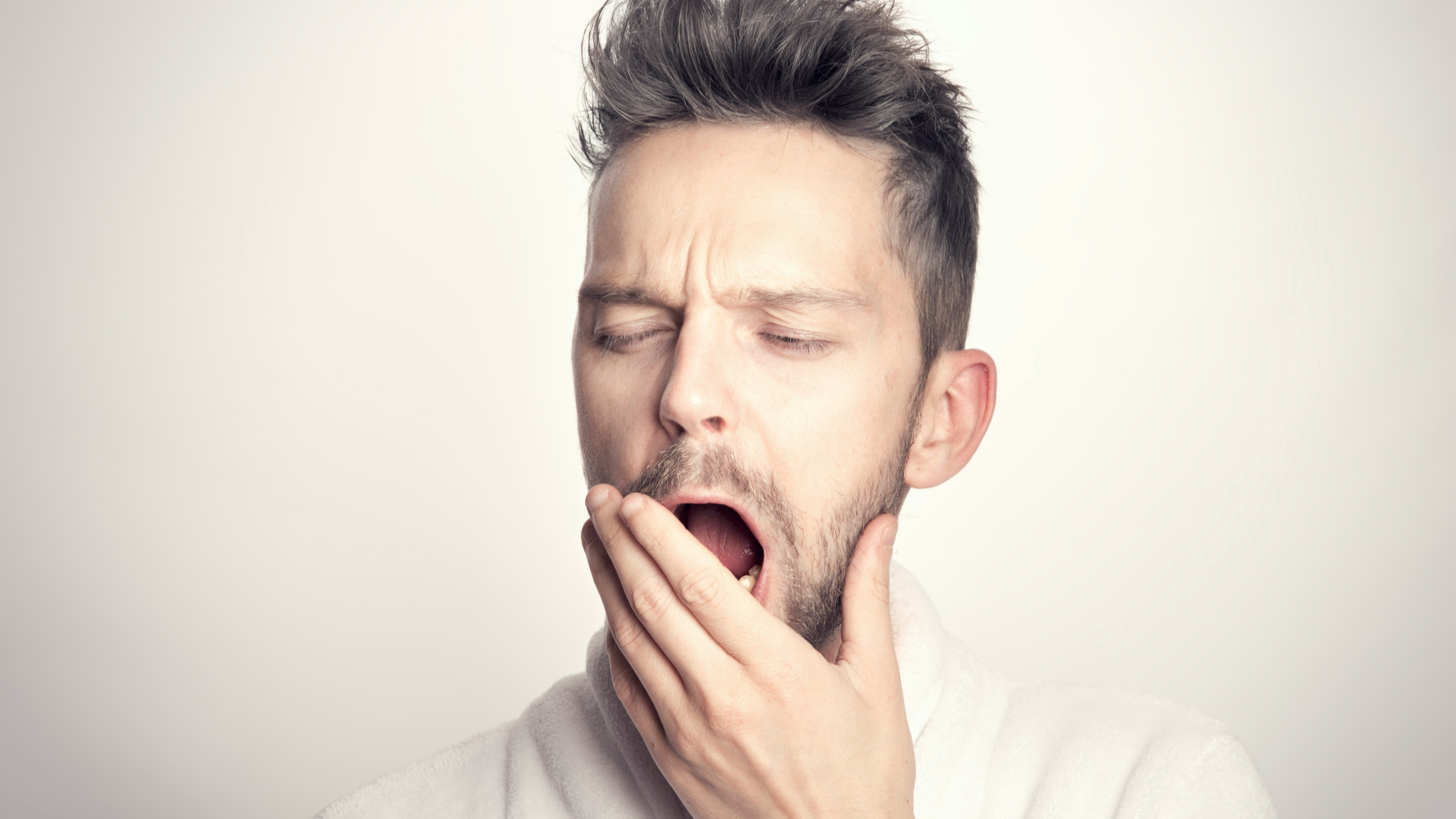 하품을 하고 있는 남성의 모습