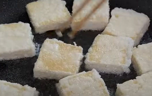 노릇노릇한 두부 모습