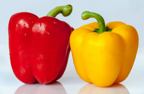 빨간색과_노란색_피망