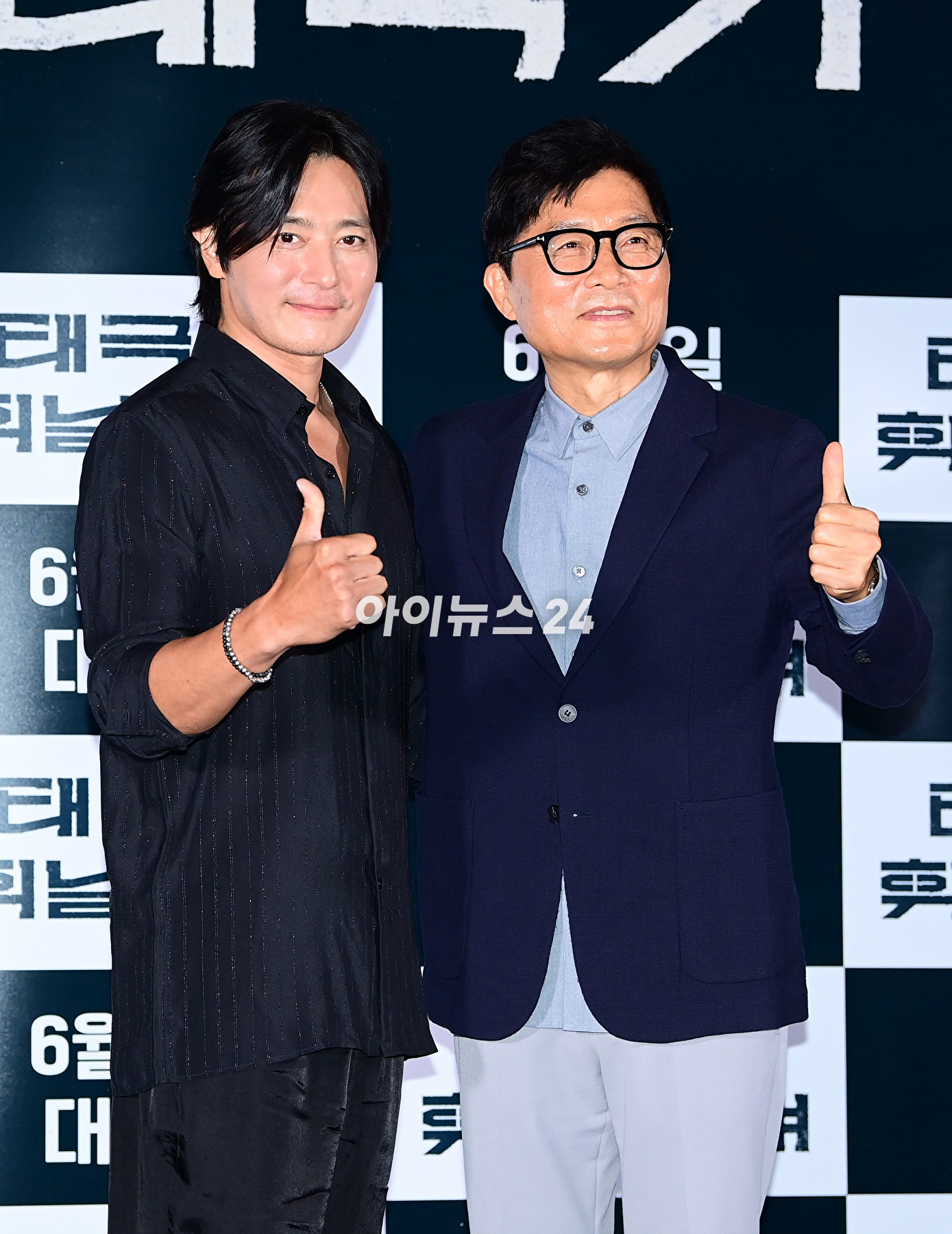 배우 장동건과 영화감독 강제규가 30일 오후 서울 성동구 롯데시네마 건대입구에서 열린 영화 '태극기 휘날리며' (감독 강제규) 언론시사회에 참석하고 있다. [사진=정소희 기자]