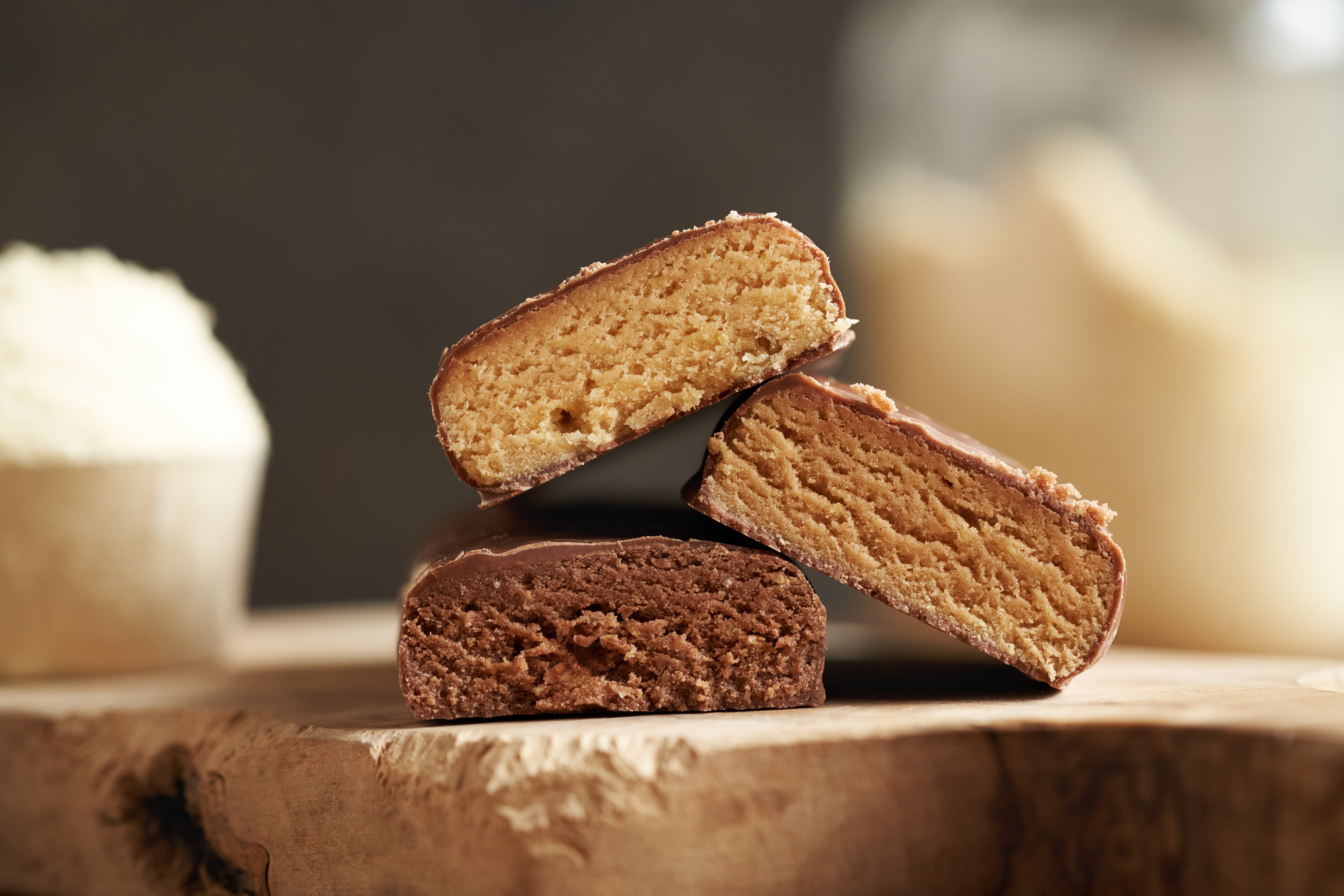 초콜릿으로 코팅된 단백질바 단면 &ndash; 설탕과 첨가물이 많은 제품은 다이어트에 오히려 방해될 수 있는 예시