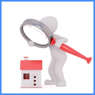 주택 모형을 돋보기로 보고 있는 사람모형