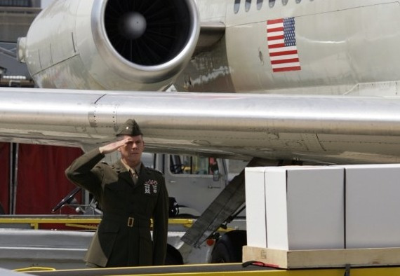 챈스 러셀 펠프스의 유해에 거수경례를 하는 마이클 스트로블 중령