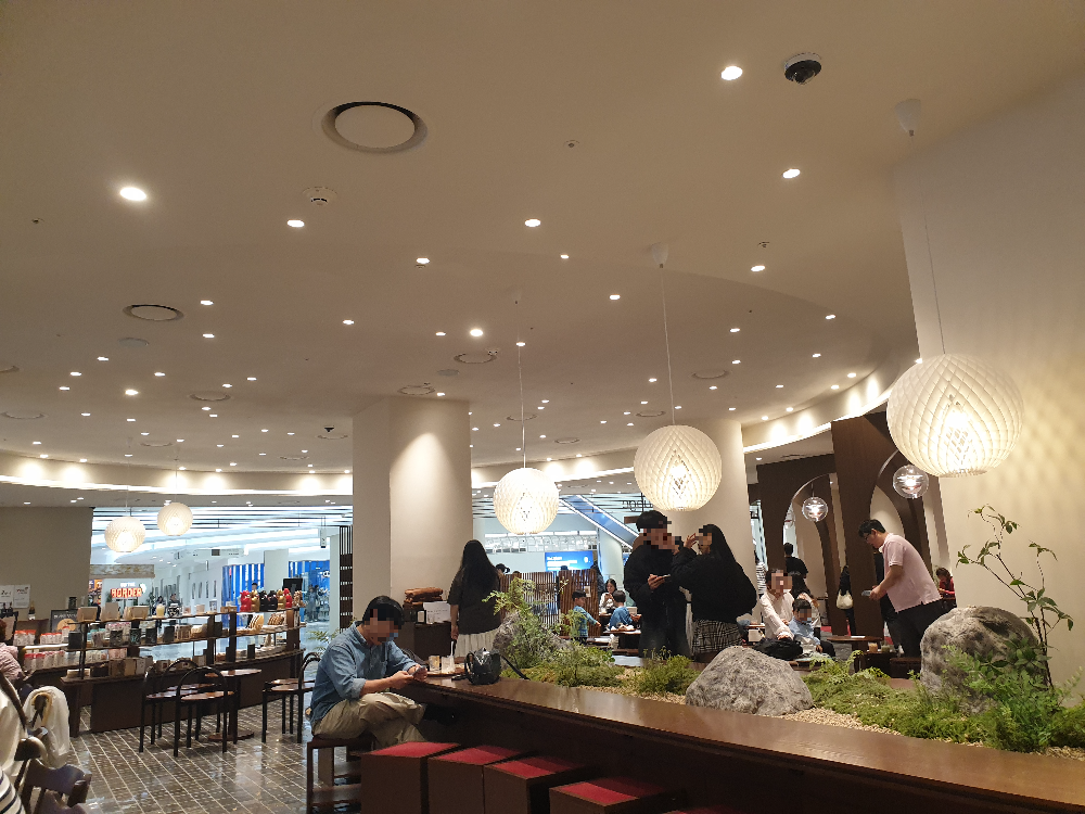 둥글고 큰 조명과 정원을 생각나게 하는 분재 모형