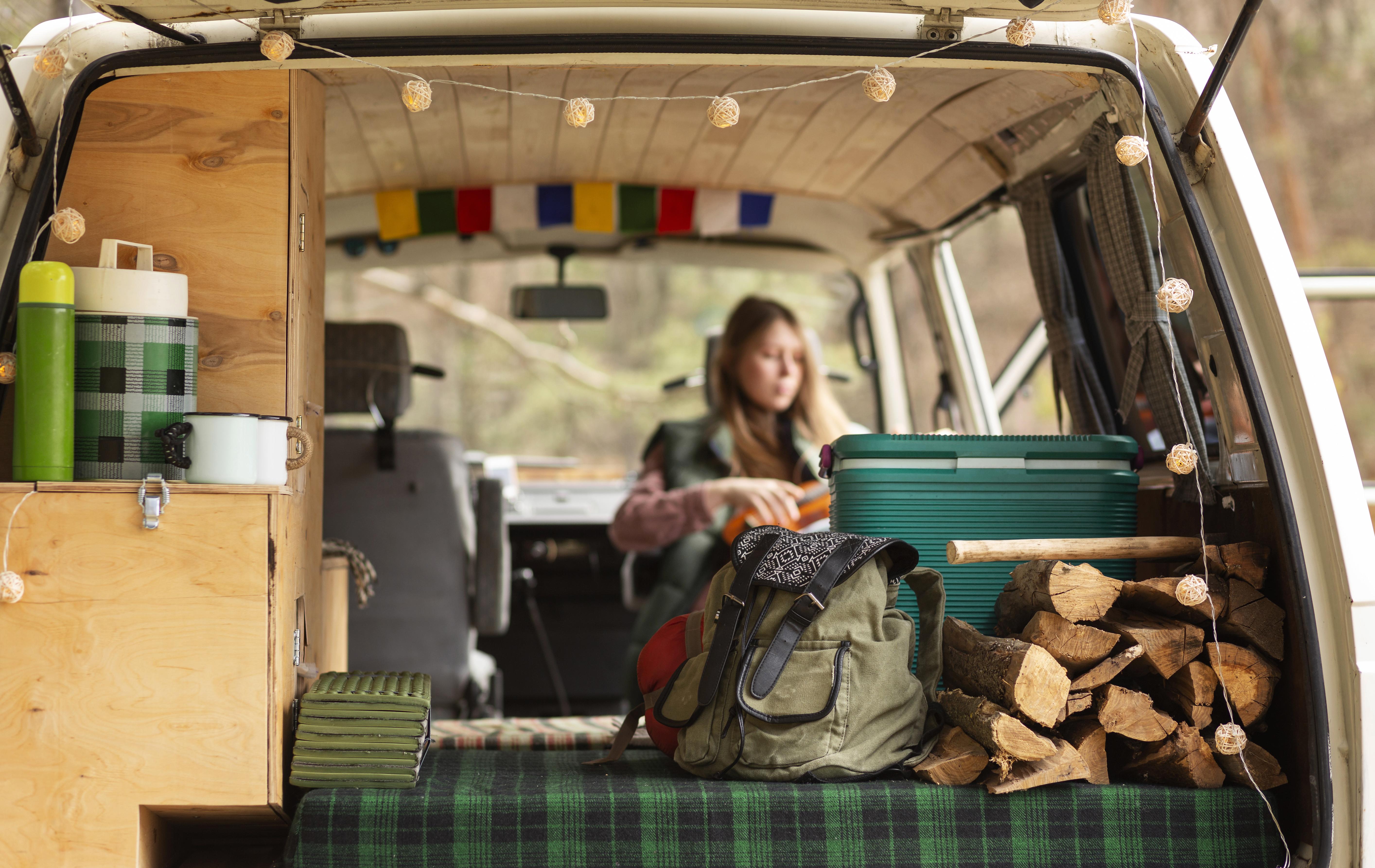 경차 차박 중 혼캠을 즐기는 1인 캠핑 모습
