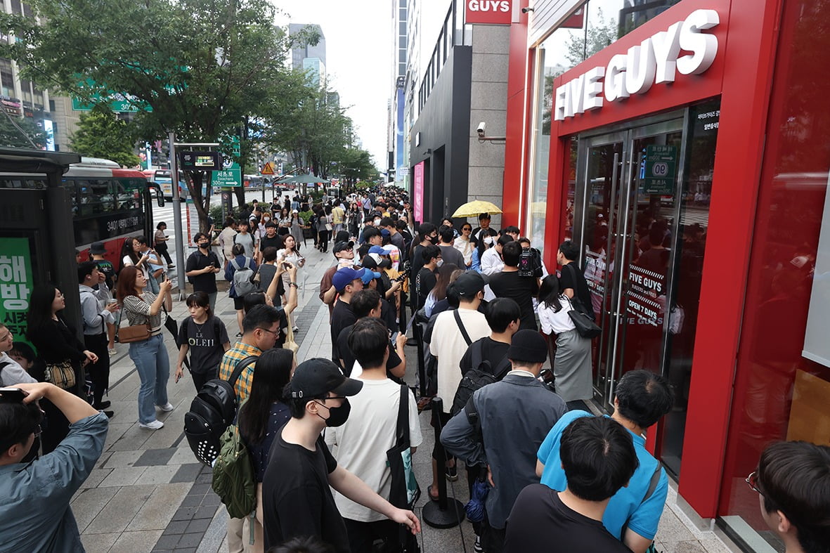 지난해 6월 26일 미국 햄버거 브랜드 '파이브가이즈' 강남점 오픈 날 시민들이 햄버거를 구매하기 위해 줄을 서 있다.
