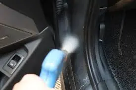 도어 틈새 클리닝 방법 중 스팀세차 장비를 이용하여 도어 틈새를 청소하는 모습