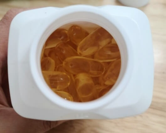 뉴트리라이트 케이스와 캡슐 사진