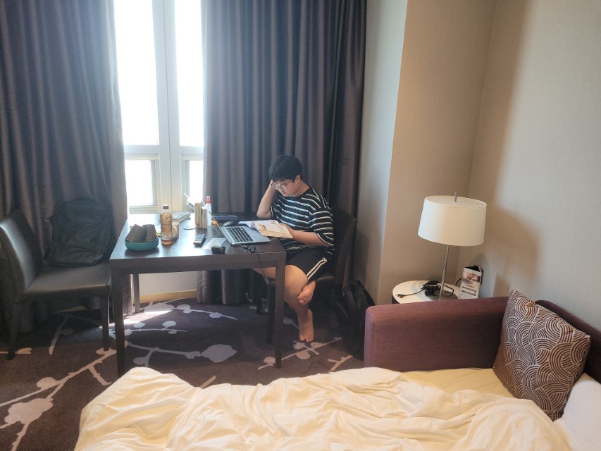 책상에서 공부하는 모습