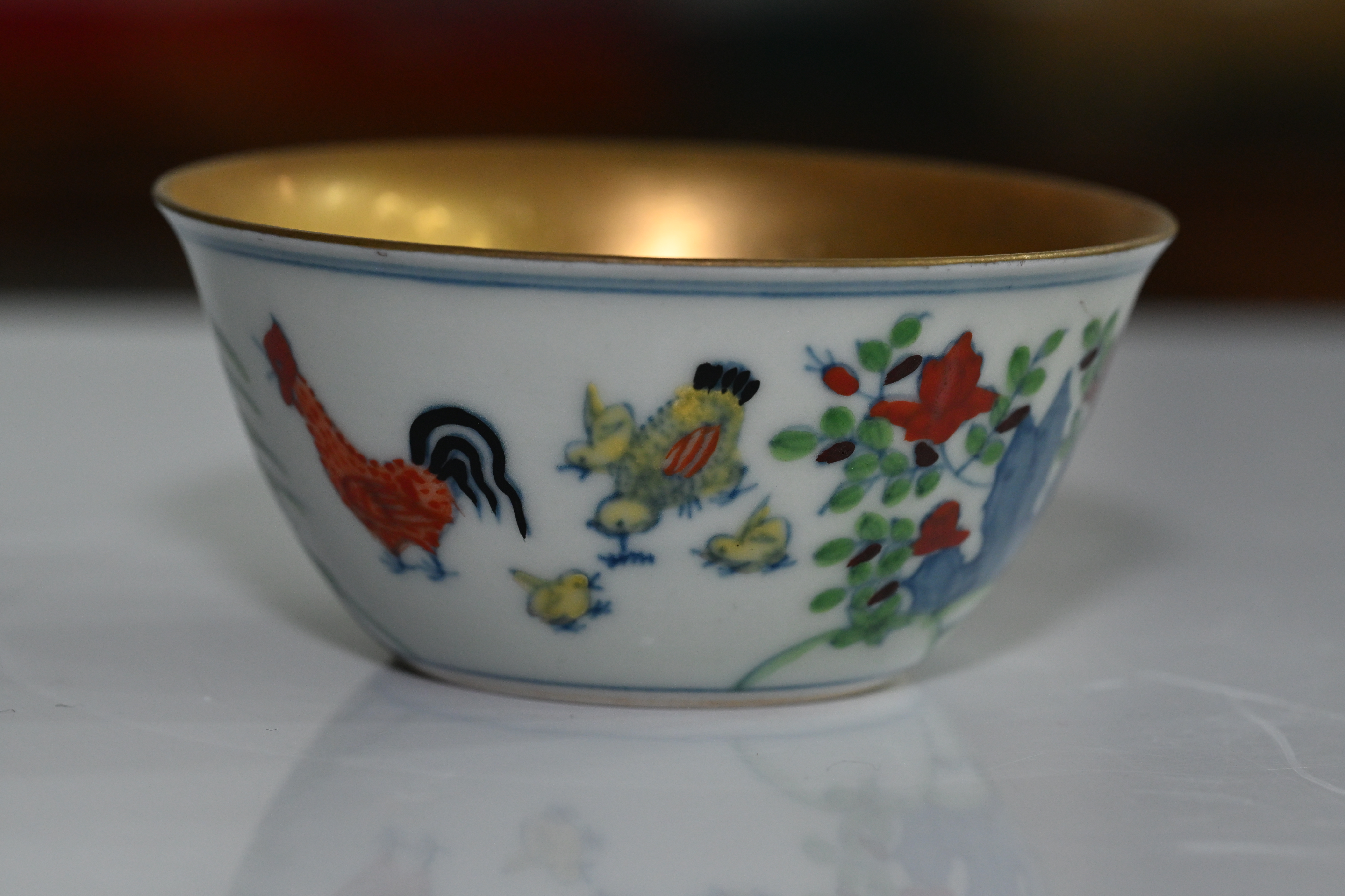 * **名称 Description:** 明代成化年鸡缸杯 (명대 성화년 계항배) * **年代 Period:** 明 代 (명대) * **质地 Quality:** 陶 瓷 (도자) * **尺寸 Size:** 高: 3.8cm 口径: 8cm * **质量 Weight:** 一对 (한 쌍)