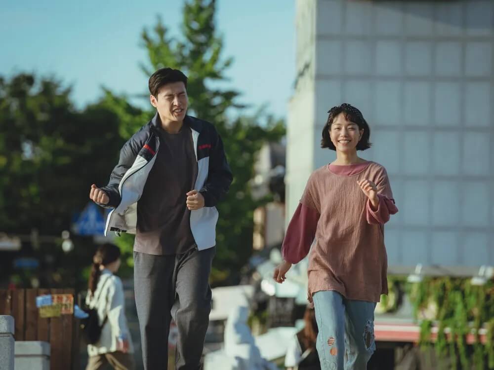 밝은 연기로 변신한 김신록과 강하늘의 모습을 홍보하는 홍보물입니다.